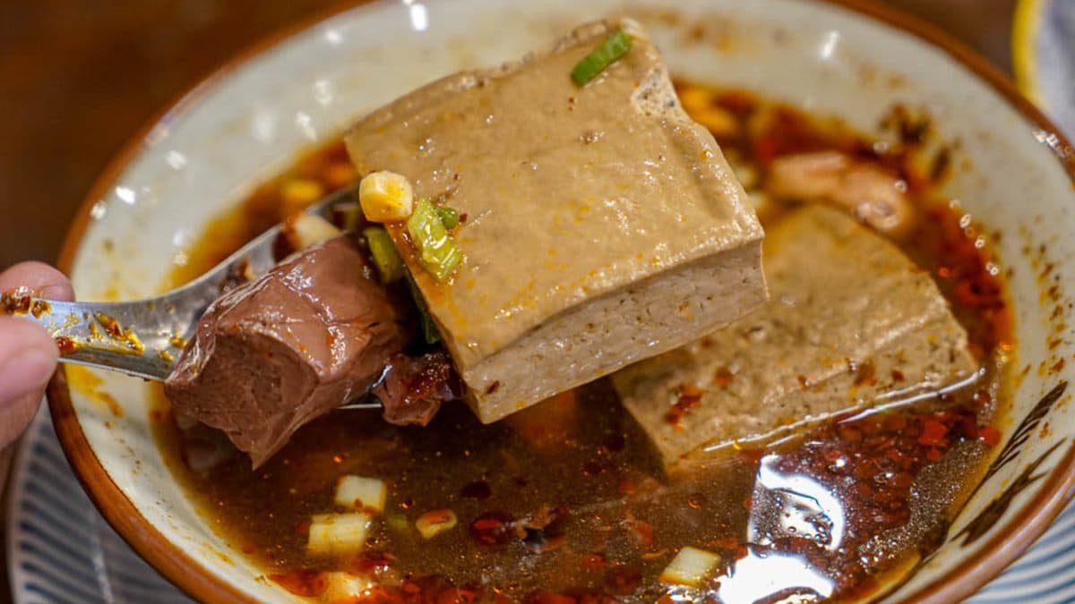 麻辣臭豆腐湯，豆腐吸飽了湯汁，微辣微鹹，吃起來飽嘴多汁。（圖片來源：螞蟻幫的櫥櫃）