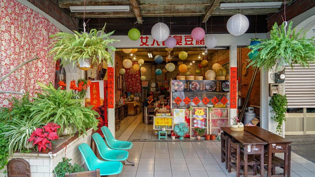 老紅磚房建築前，店內外都布置了各種收藏老物。（圖片來源：螞蟻幫的櫥櫃）