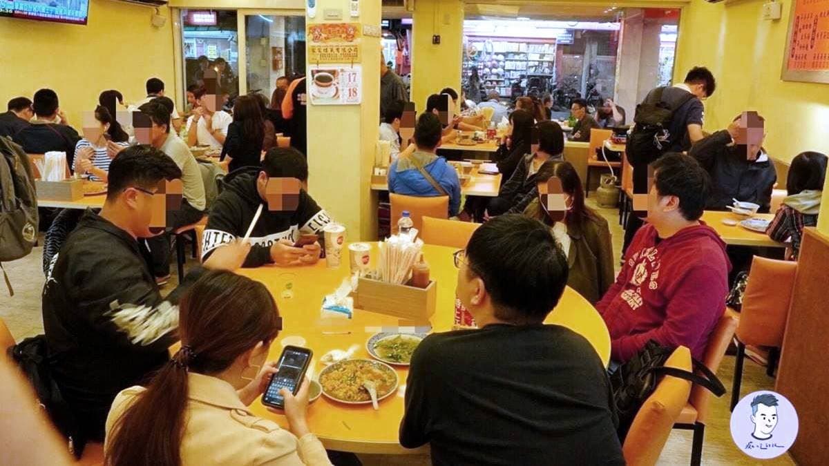 店內環境乾淨明亮，用餐時段的生意好到幾乎一位難求。（圖片來源：痴吃的玩）