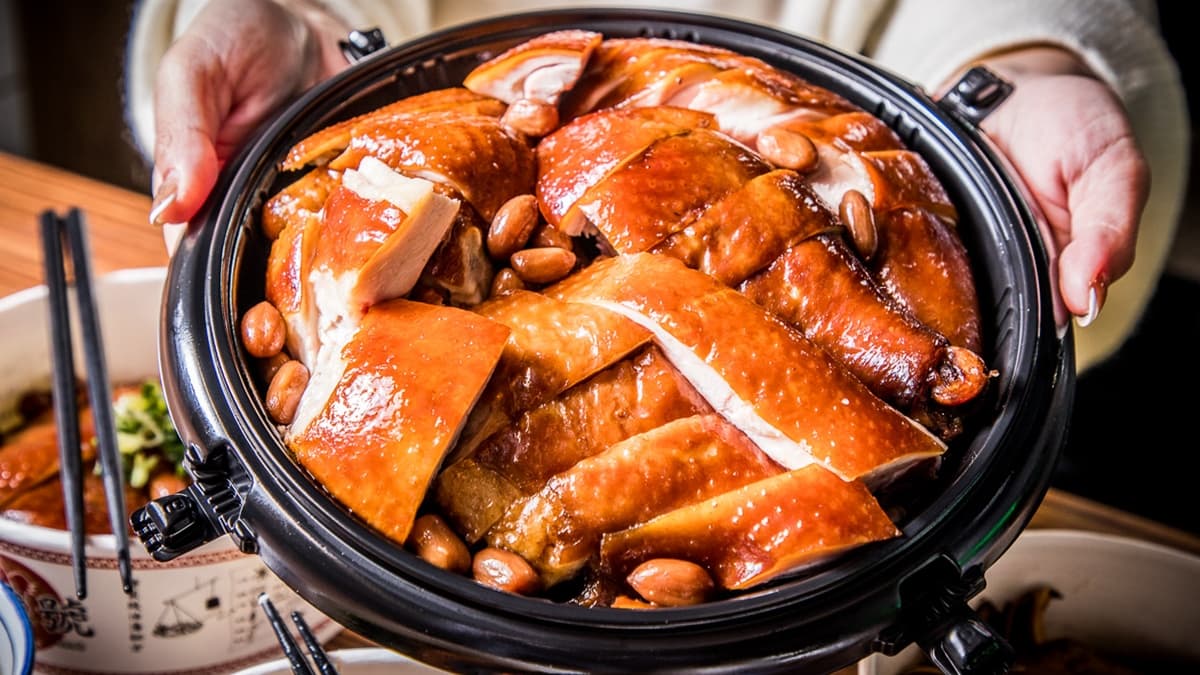 油雞外皮油亮、香氣十足，肉質相當軟嫩。（圖片來源：大手牽小手。玩樂趣）