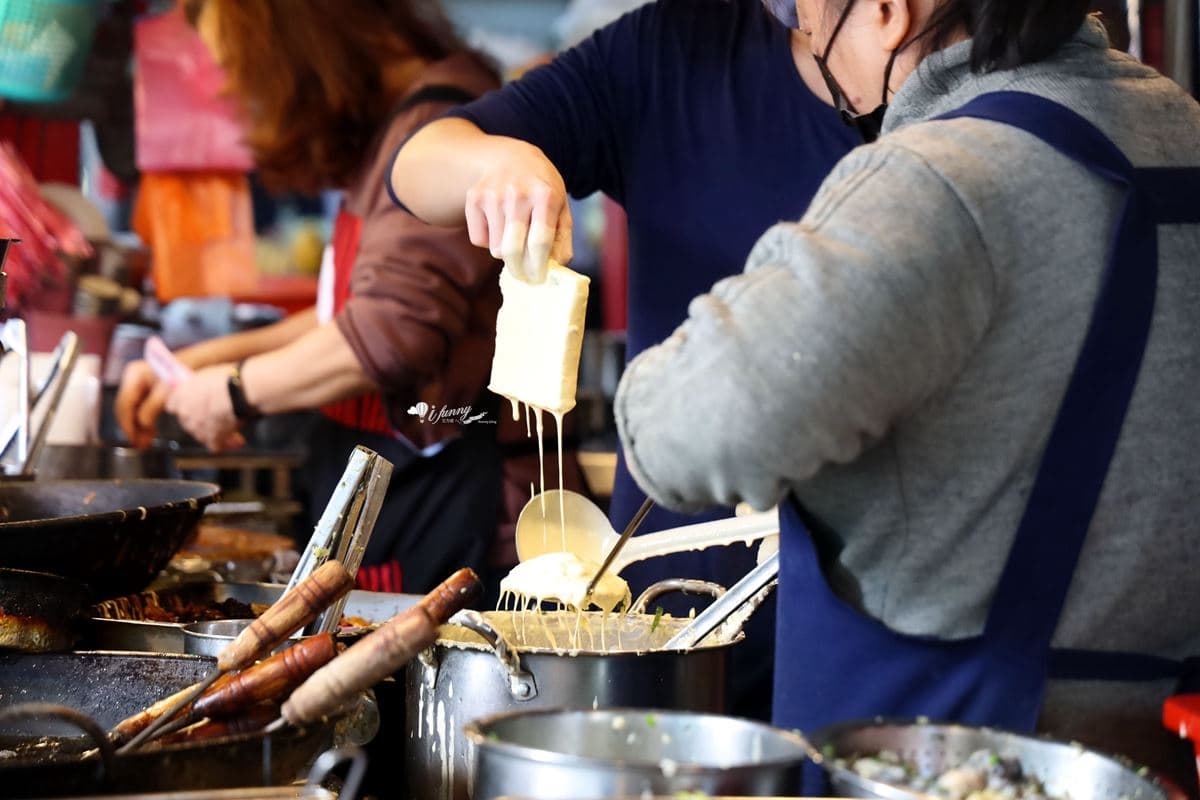 在地人才知!市場老攤「爆漿蚵嗲」餡料塞到滿,30元爽吃甜脆炸芋頭、韭菜捲 在地人才知!市場老攤「爆漿蚵嗲」餡料塞到滿,30元爽吃甜脆炸芋頭、韭菜捲