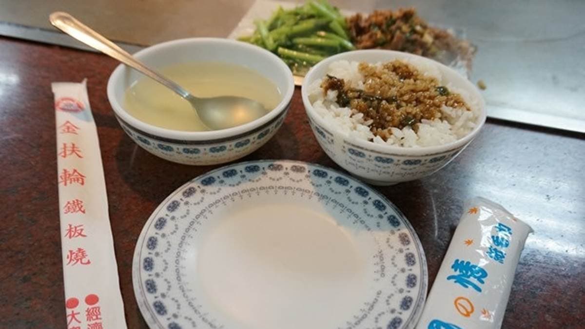 餐點一上桌師傅會問要不要醬汁拌飯，淋上後香氣撲鼻。（圖片來源：PEKO の Simple Life）