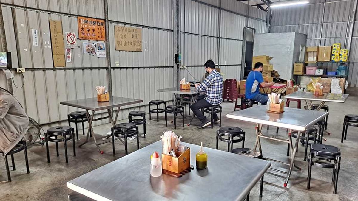 用餐環境很簡易，用鐵皮屋和水泥地板搭建。（圖片來源：台南美食地圖‧玩樂誌）