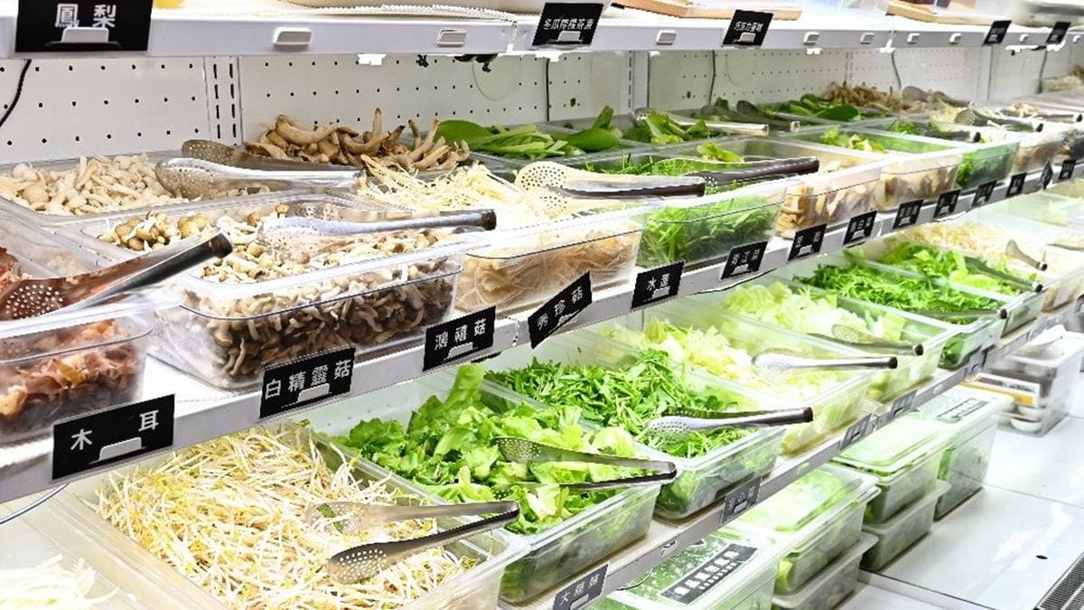 自助吧提供近20種蔬菜可以自助夾取吃到飽。（圖片來源：糖糖‘s享食生活）