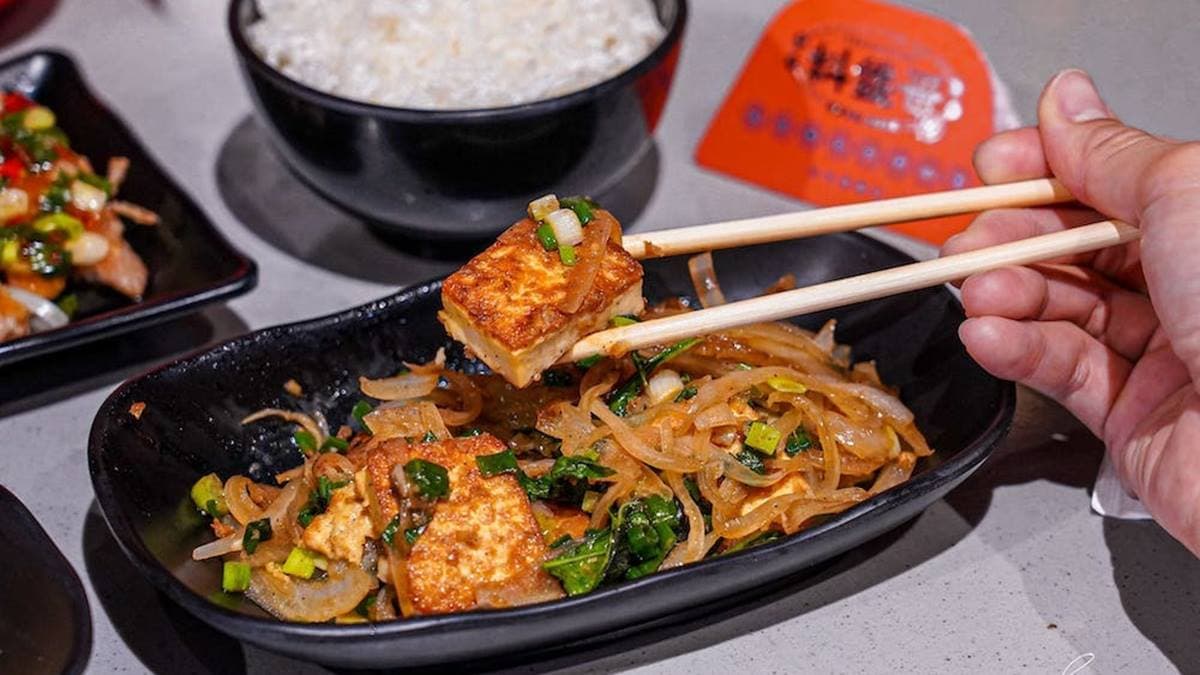 雞蛋豆腐外嫩內軟的口感配上醬汁，完美不碎又下飯！（圖片來源：艾薇覓食趣）