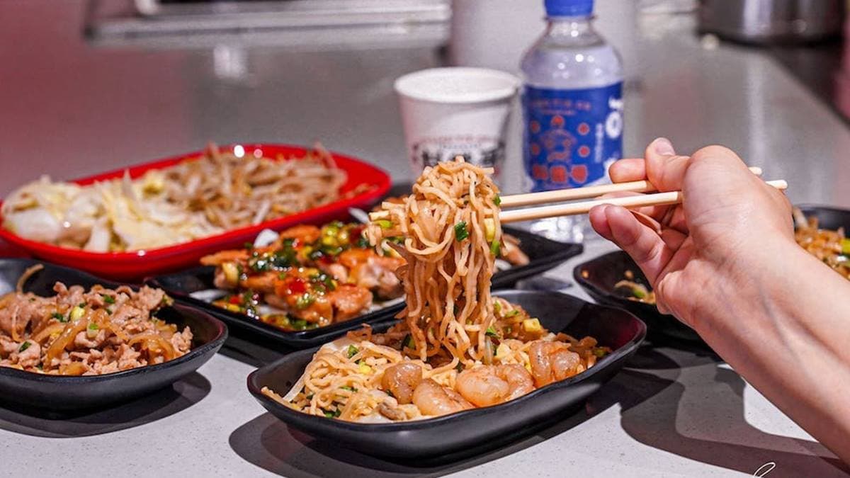 炒泡麵的配料給的很大方，有大蝦仁、中卷，吃完很過癮。（圖片來源：艾薇覓食趣）