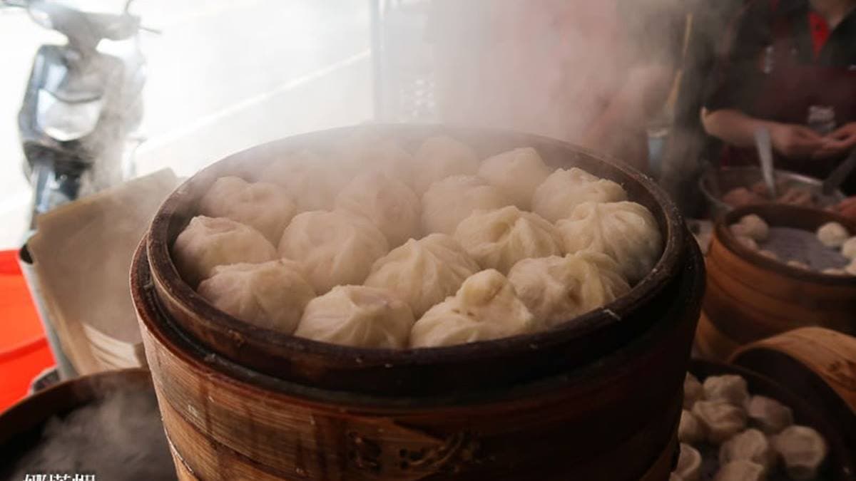 剛蒸好的小籠包，白白胖胖的冒著熱氣好療癒！（圖片來源：娜塔蝦的滑雪食旅手記）