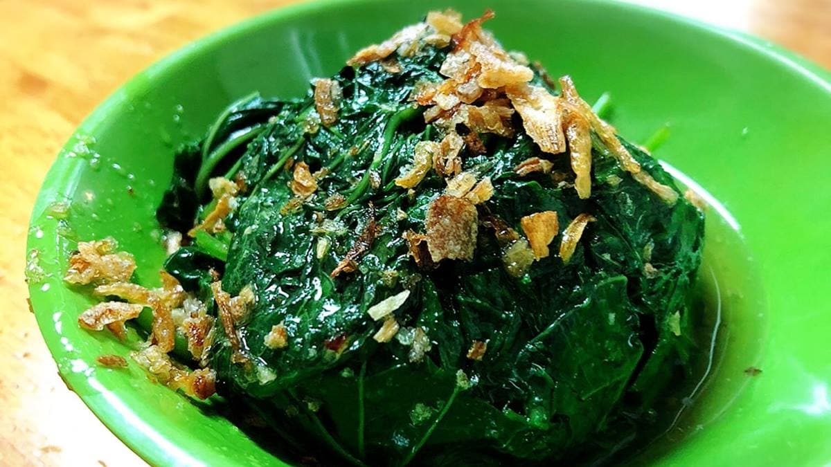 燙青菜淋上香噴噴的油蔥，拌勻後就可以趁熱享用了。（圖片來源：蜜絲米的散步生活）
