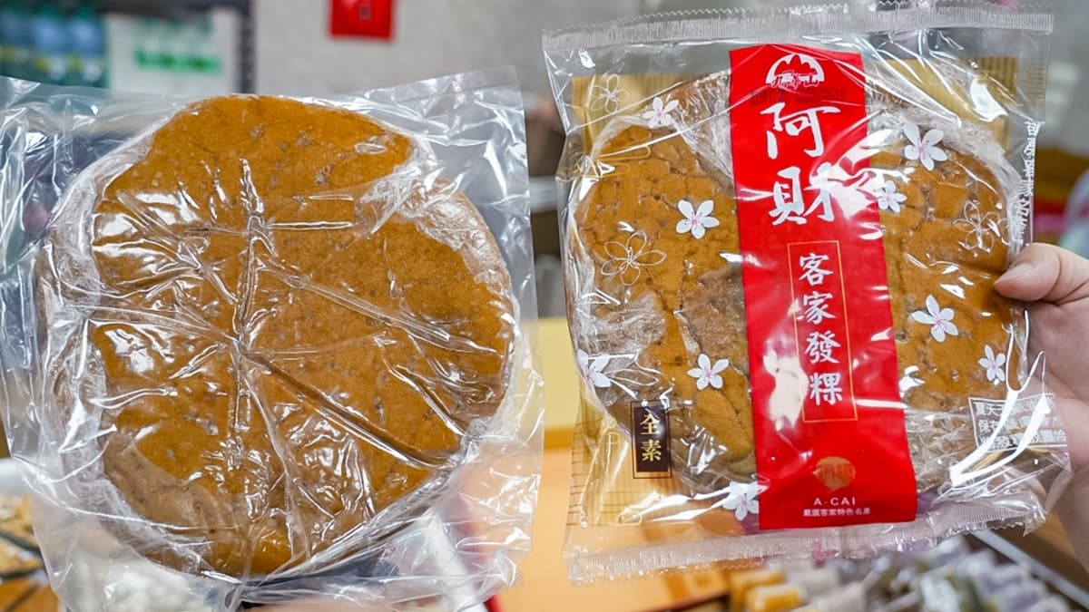 黑糖發粿１片比臉還大，很適合拿來跟親友分享。（圖片來源：靜兒貪吃遊玩愛分享）