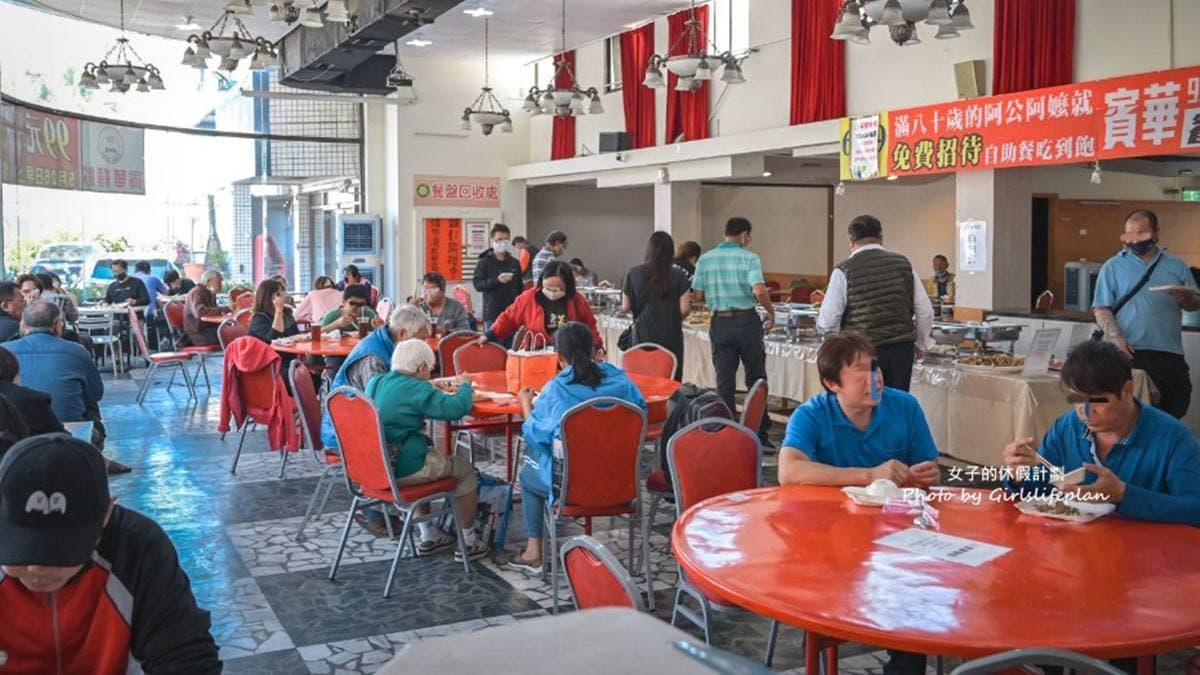 店內座位數量還滿多的，若是客滿也能端到戶外享用。（圖片來源：女子的休假計劃）