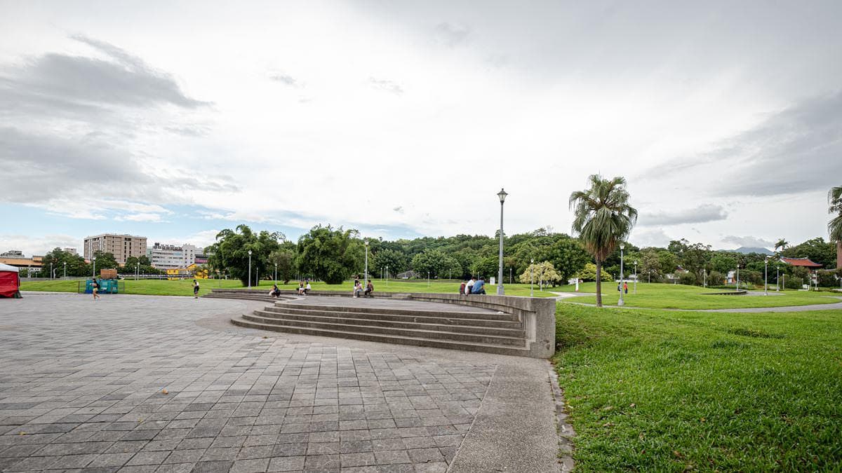 圓山公園有著大片綠油油的草地適合遛小孩。（圖片來源：潔妮食旅生活）