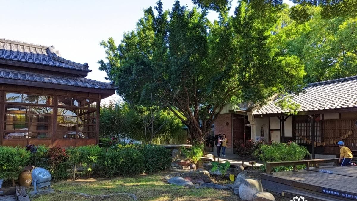 日式建築配上大榕樹，讓這裡看起來更舒服。（圖片來源：花洛米一起去玩耍）