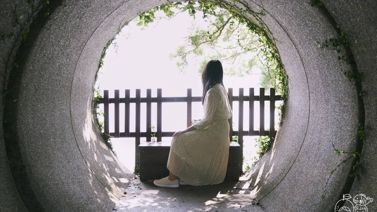 走到水管內最深處，坐在木椅上也能很有氣氛。（圖片來源：柚香魚子醬的蹦蹦跳跳）