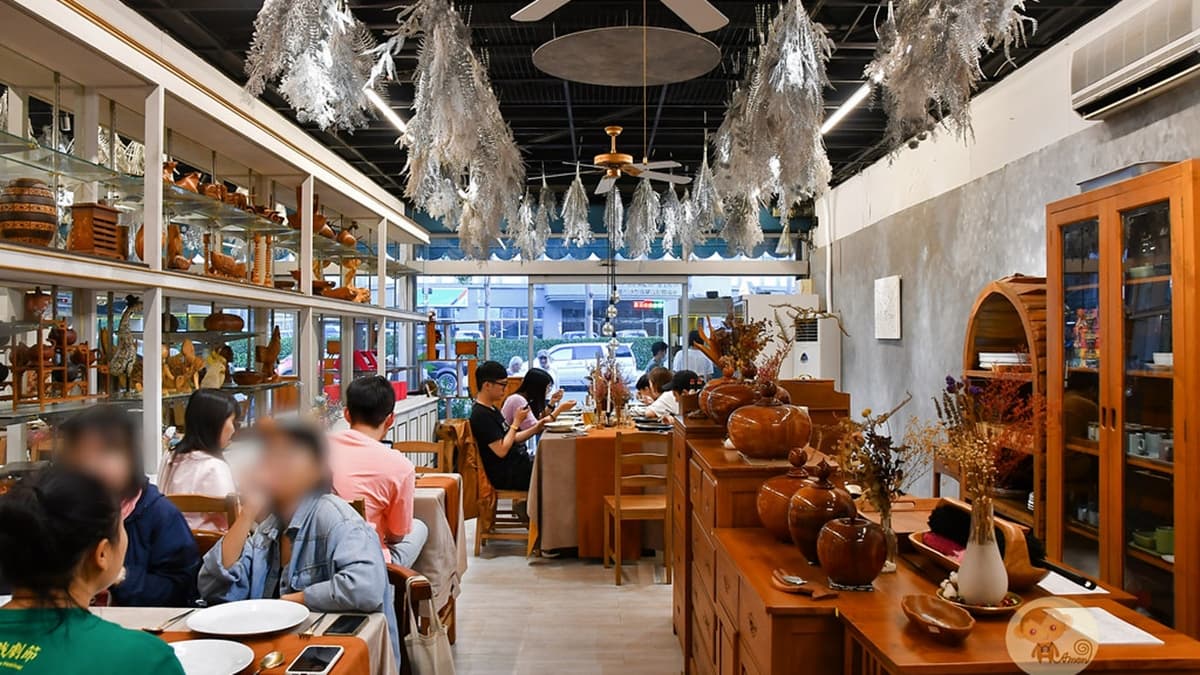 店內的用餐環境很歐風，每個區域的桌椅都有不同的造景擺飾。（圖片來源：阿MON世界趴趴走）