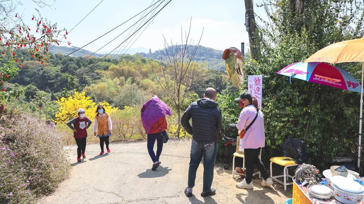 進入園內會有服務人員在入口收取清潔費。（圖片來源：黑皮的旅遊筆記）
