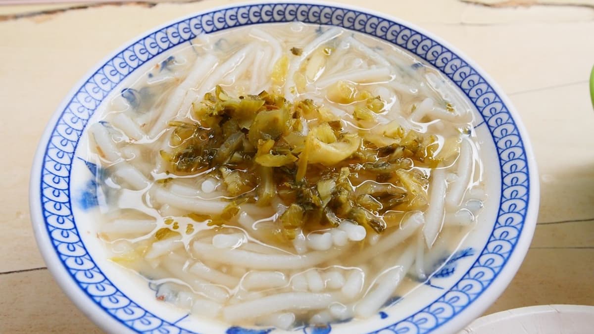 粗條米粉口感Q彈、入口即化，最特別的是搭配酸菜，讓湯頭多了份鹹香滋味。（圖片來源：阿醜的吃喝玩樂）