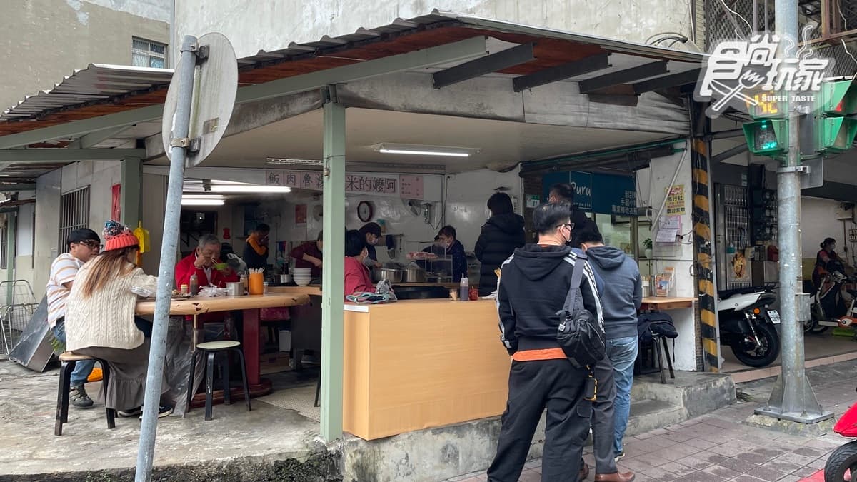 「阿嬤的米粉湯」在南港經營達50年之久，深受在地人喜愛。