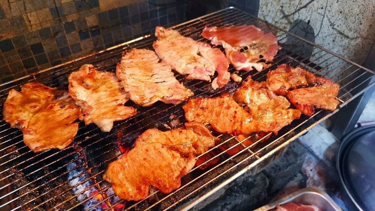刈包分為古早味、炭烤２種，現點現烤的梅花豬香氣超誘人。（圖片來源：熱血玩台南。跳躍新世界）