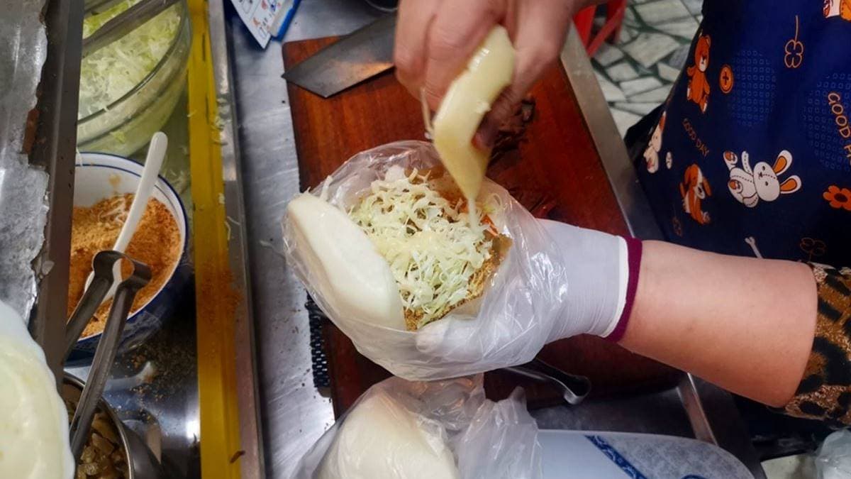 刈包夾入滿滿餡料，還會擠上美乃滋增添口感。（圖片來源：熱血玩台南。跳躍新世界）