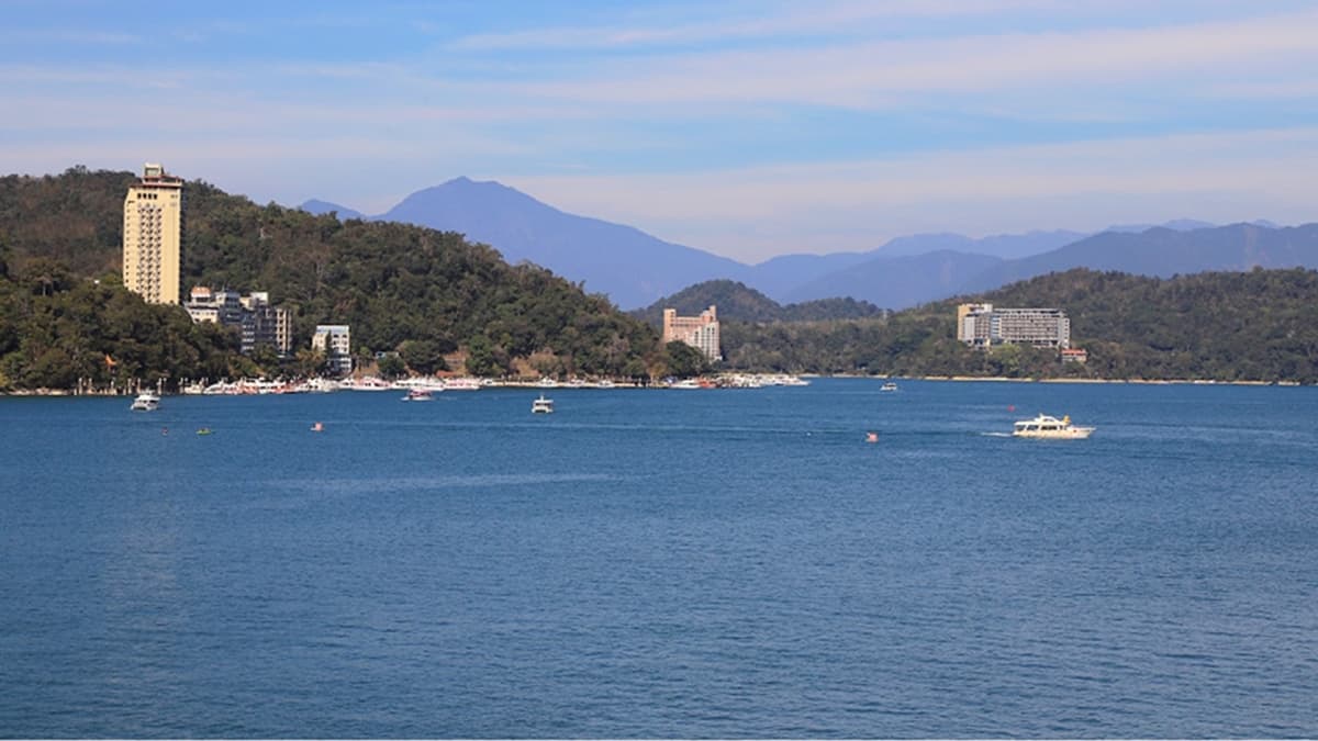 日月潭四周都被高山環繞，周邊的山林、湖景超夢幻。（圖片來源：肉魯 走遍全台灣●環遊全世界）