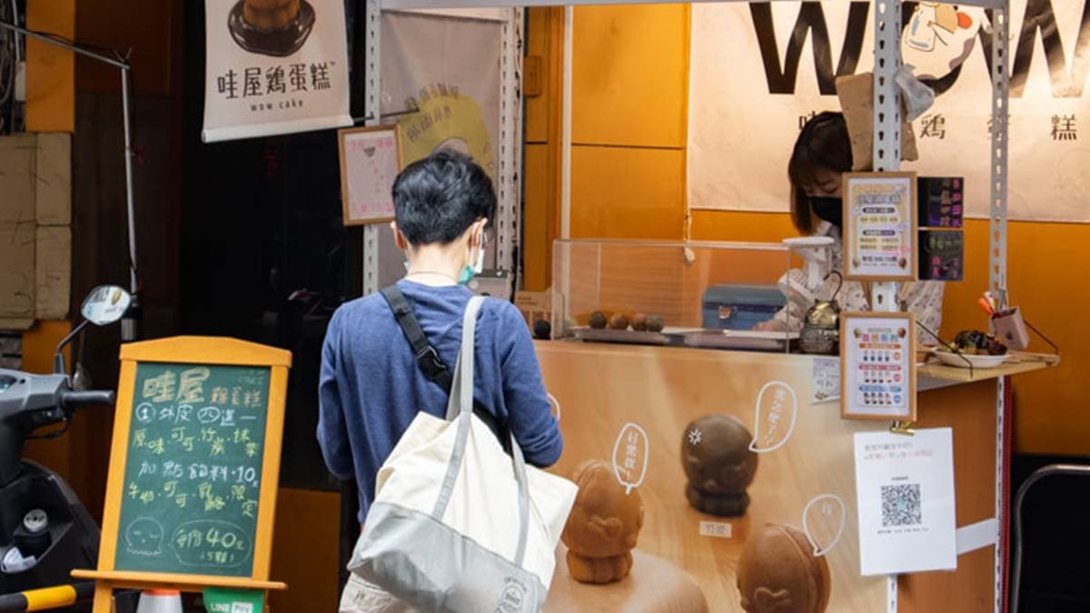 「哇屋雞蛋糕」就位於逢甲夜市內。（圖片來源：貪吃巧達）