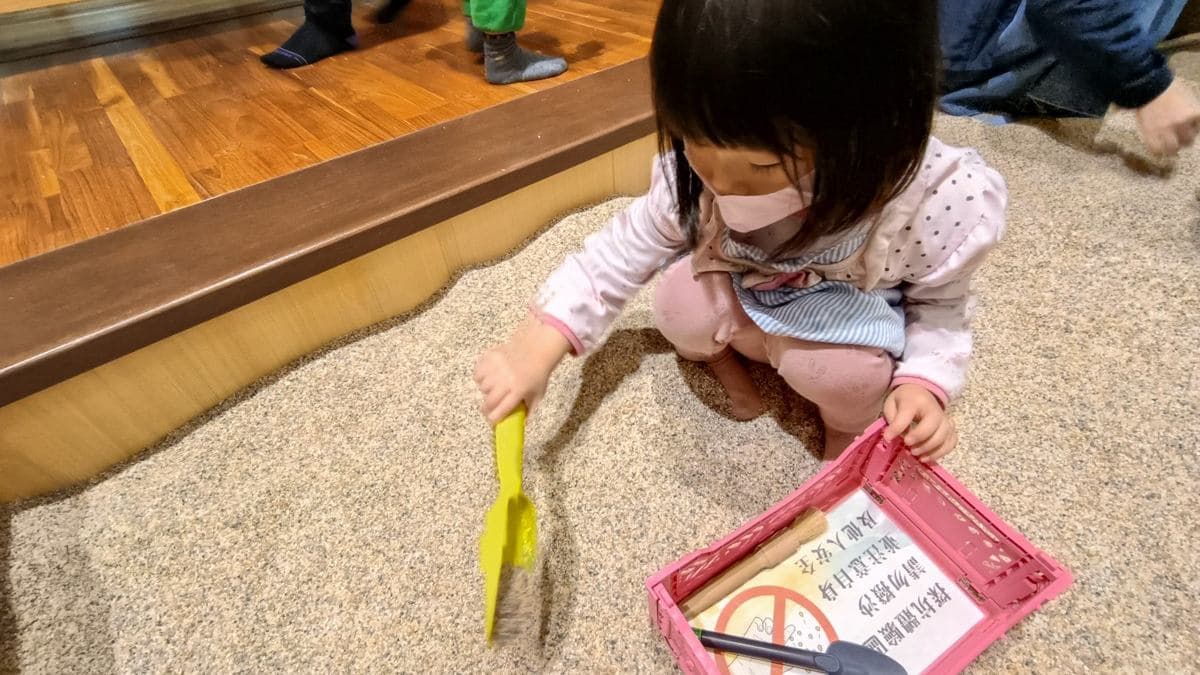進入「兒童考古探索廳」大家最期待就是挖掘古物。（圖片來源：艾莉絲愛旅行）