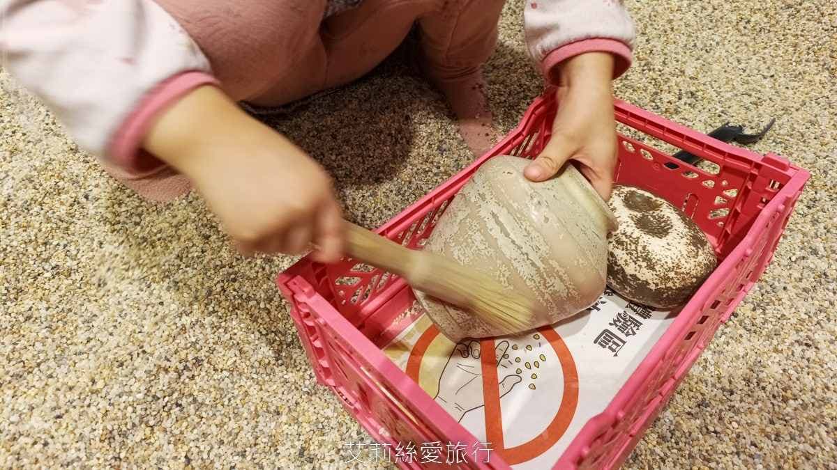 沙中埋有瓶子或是石頭，慢慢挖掘可能會有驚喜喔。（圖片來源：艾莉絲愛旅行）