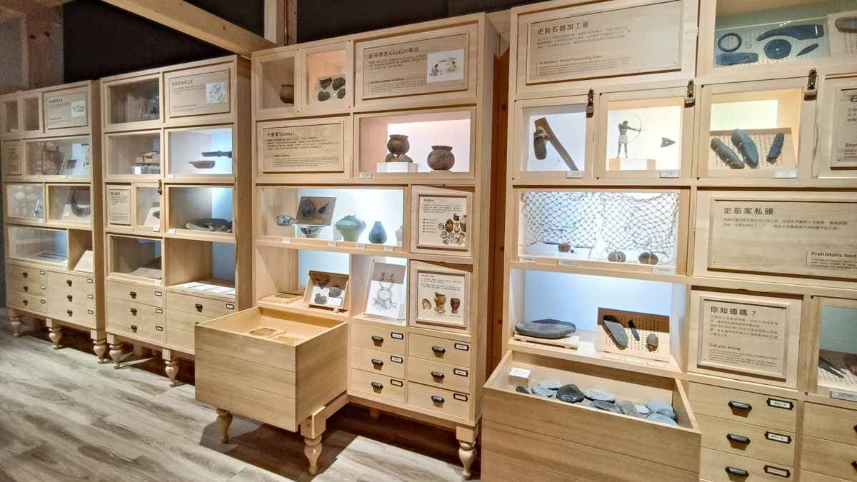 館內擺設很多古物，值得慢慢參觀。（圖片來源：艾莉絲愛旅行）