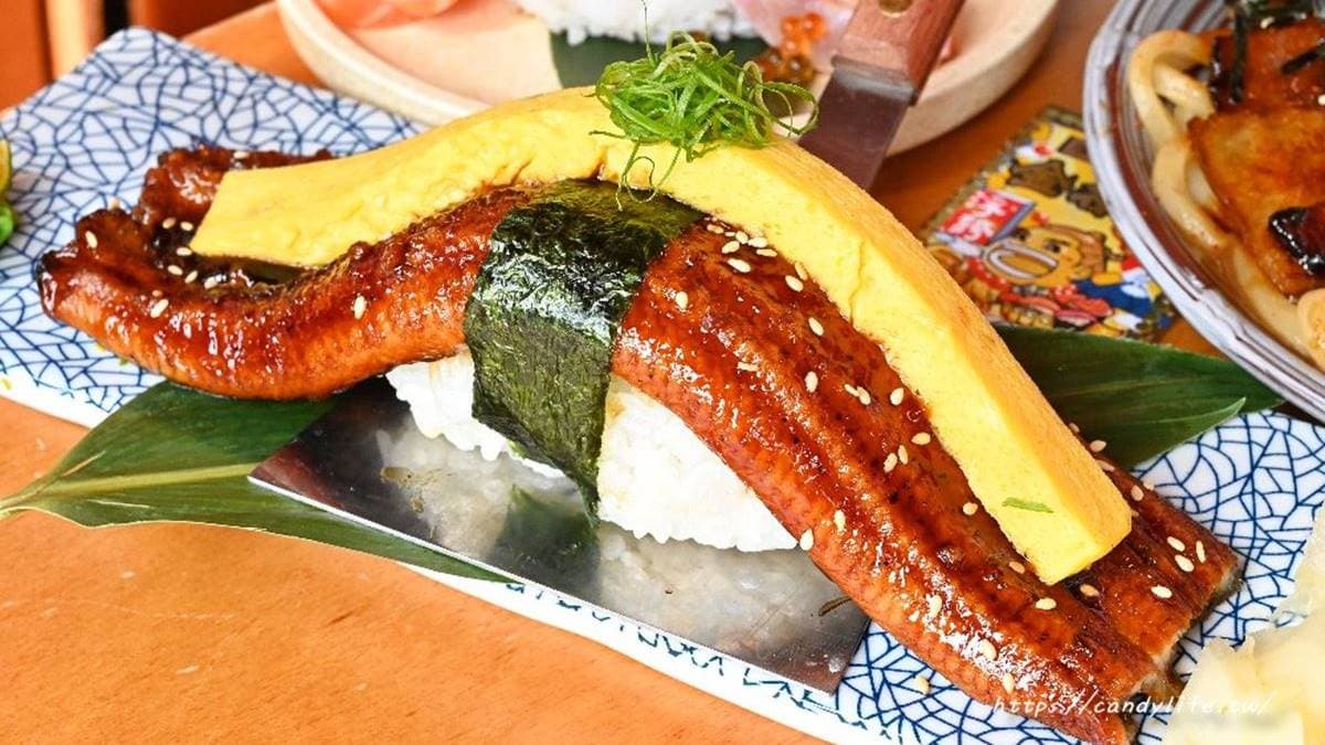 超浮誇的「蒲燒鰻魚巨握」是招牌之一，分量相當驚人。（圖片來源：糖糖‘s享食生活）