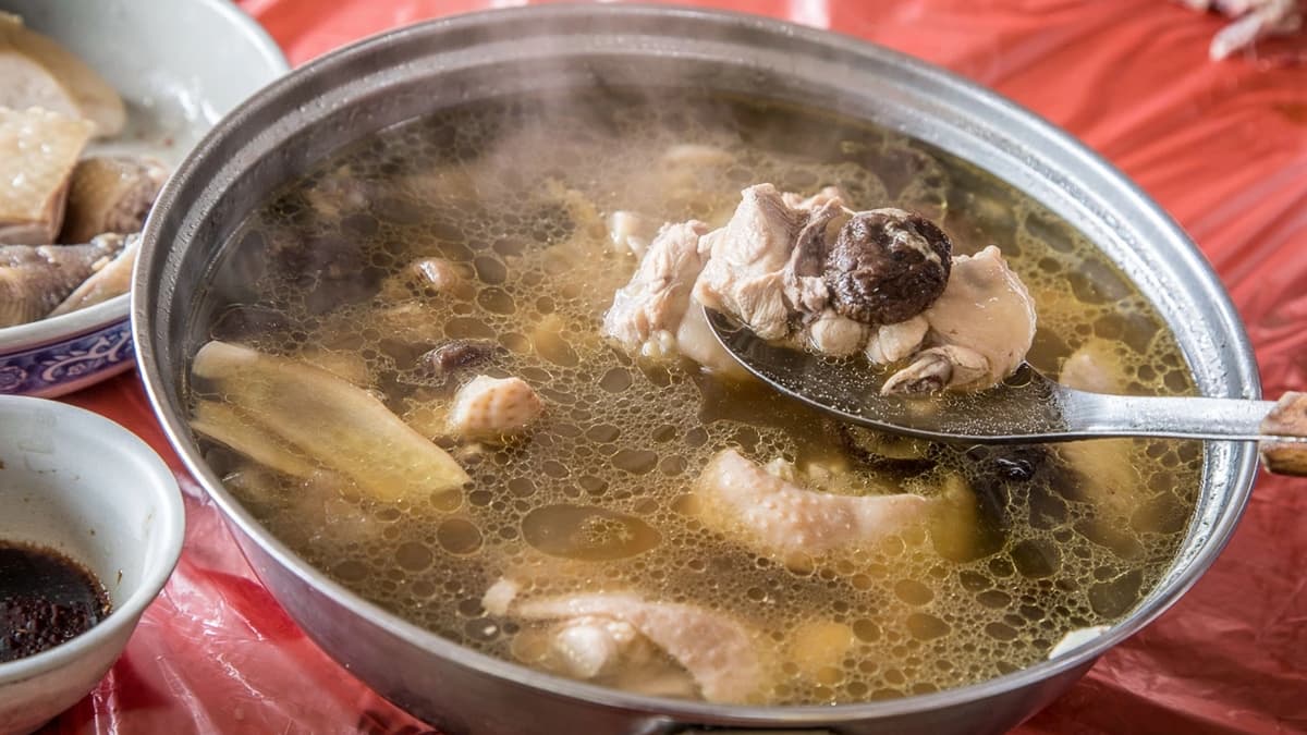 「香菇雞湯」看似濃郁，喝起來卻很清爽甘甜。（圖片來源：大手牽小手。玩樂趣）
