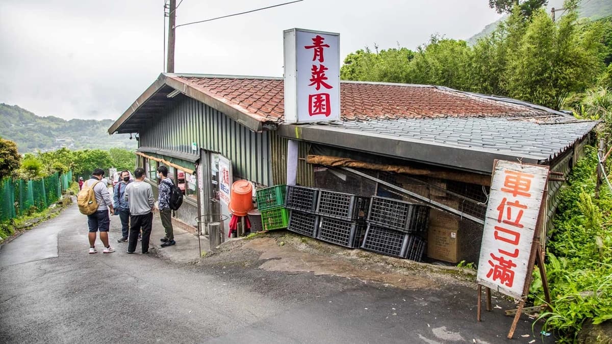 「青菜園」就是１個鐵皮屋搭建的餐廳。（圖片來源：大手牽小手。玩樂趣）