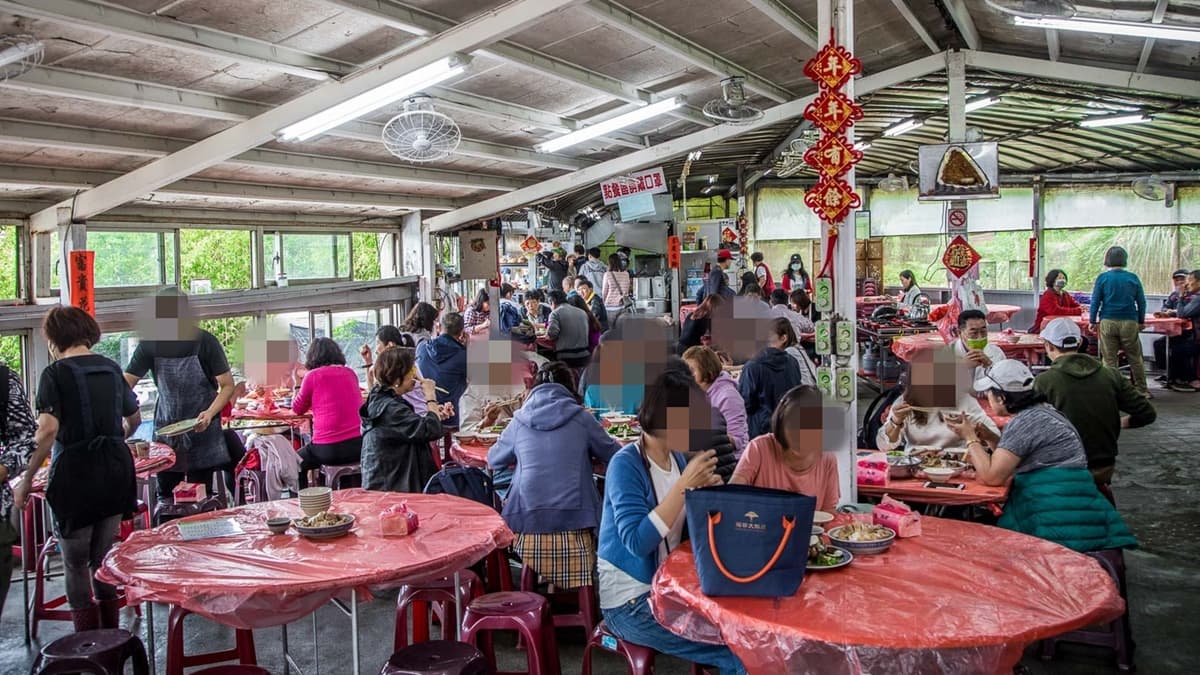 店面環境雖然有點簡陋，但生意還是好到爆。（圖片來源：大手牽小手。玩樂趣）