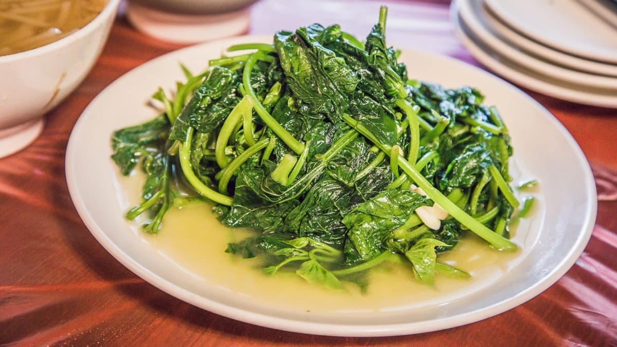 「炒地瓜葉」加上大量的蒜末清炒，味道單純但很好吃。（圖片來源：大手牽小手。玩樂趣）