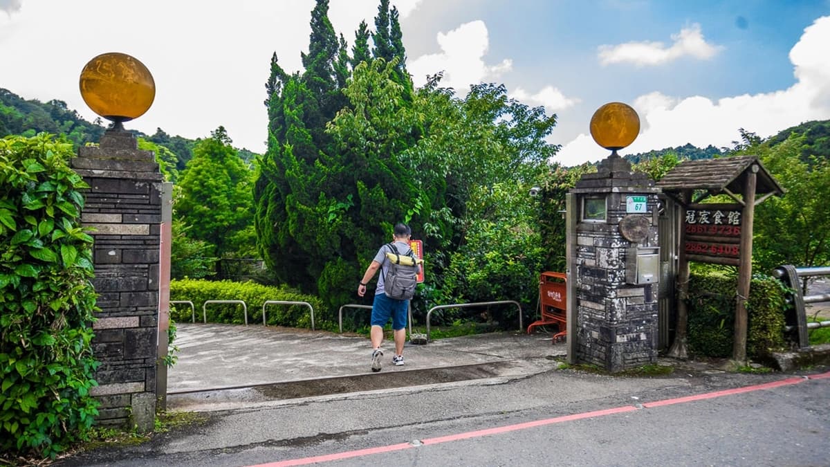 「冠宸食館」就在竹子湖路上，有自家停車場。（圖片來源：大手牽小手。玩樂趣）