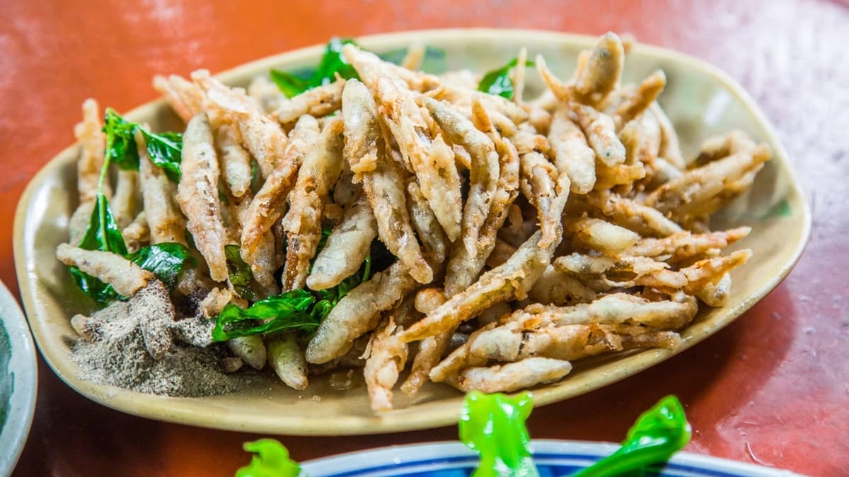 「炸溪魚」炸到酥酥脆脆，十分唰嘴。（圖片來源：大手牽小手玩樂趣）