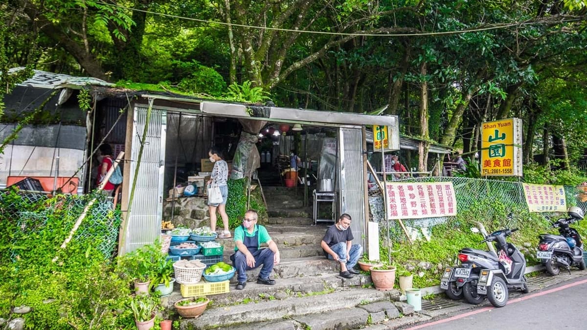 店門口處擺了很多蔬菜、山菜，喜歡的話可以直接買回家。（圖片來源：大手牽小手玩樂趣）
