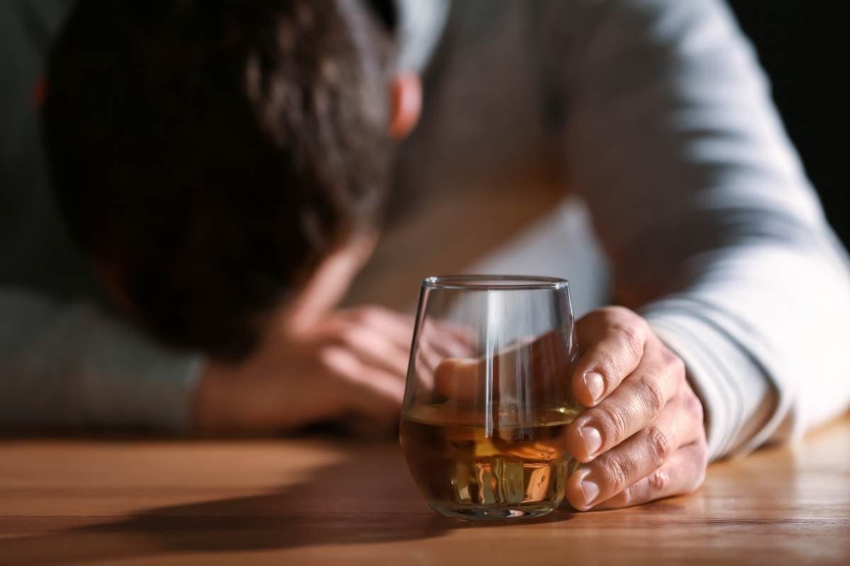 喝茫隔天好痛苦!為什麼會「宿醉」?解酒藥、薑黃都不如「2件事」有效 喝茫隔天好痛苦!為什麼會「宿醉」?解酒藥、薑黃都不如「2件事」有效