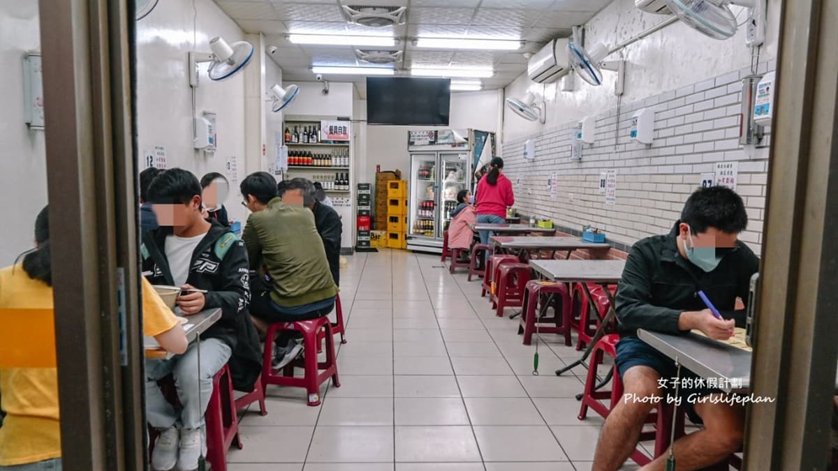 除了騎樓可以坐，店裡也有內用座位區。（圖片來源：女子的休假計劃）