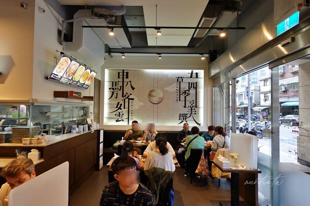 排隊超夯「平民版鼎泰豐」!招牌必點黃金排骨蛋炒飯,鮮蝦抄手Q彈又夠味 排隊超夯「平民版鼎泰豐」!招牌必點黃金排骨蛋炒飯,鮮蝦抄手Q彈又夠味