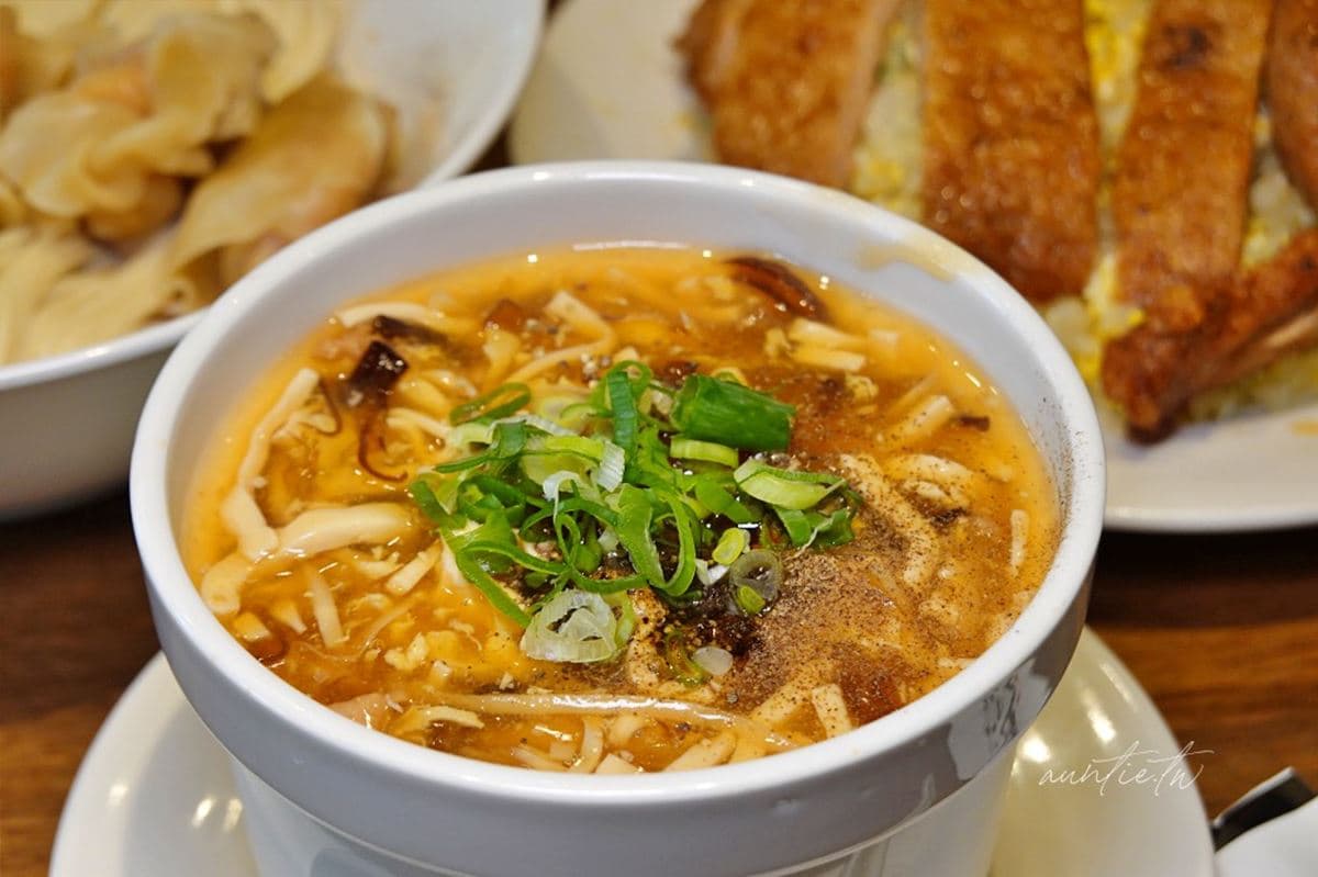 排隊超夯「平民版鼎泰豐」!招牌必點黃金排骨蛋炒飯,鮮蝦抄手Q彈又夠味 排隊超夯「平民版鼎泰豐」!招牌必點黃金排骨蛋炒飯,鮮蝦抄手Q彈又夠味