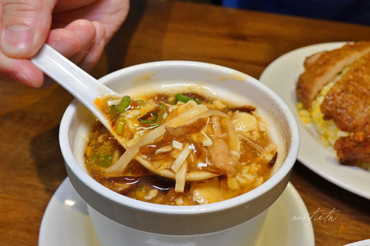 排隊超夯「平民版鼎泰豐」!招牌必點黃金排骨蛋炒飯,鮮蝦抄手Q彈又夠味 排隊超夯「平民版鼎泰豐」!招牌必點黃金排骨蛋炒飯,鮮蝦抄手Q彈又夠味