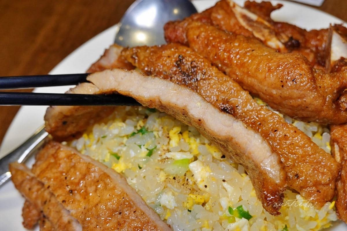 排隊超夯「平民版鼎泰豐」!招牌必點黃金排骨蛋炒飯,鮮蝦抄手Q彈又夠味 排隊超夯「平民版鼎泰豐」!招牌必點黃金排骨蛋炒飯,鮮蝦抄手Q彈又夠味