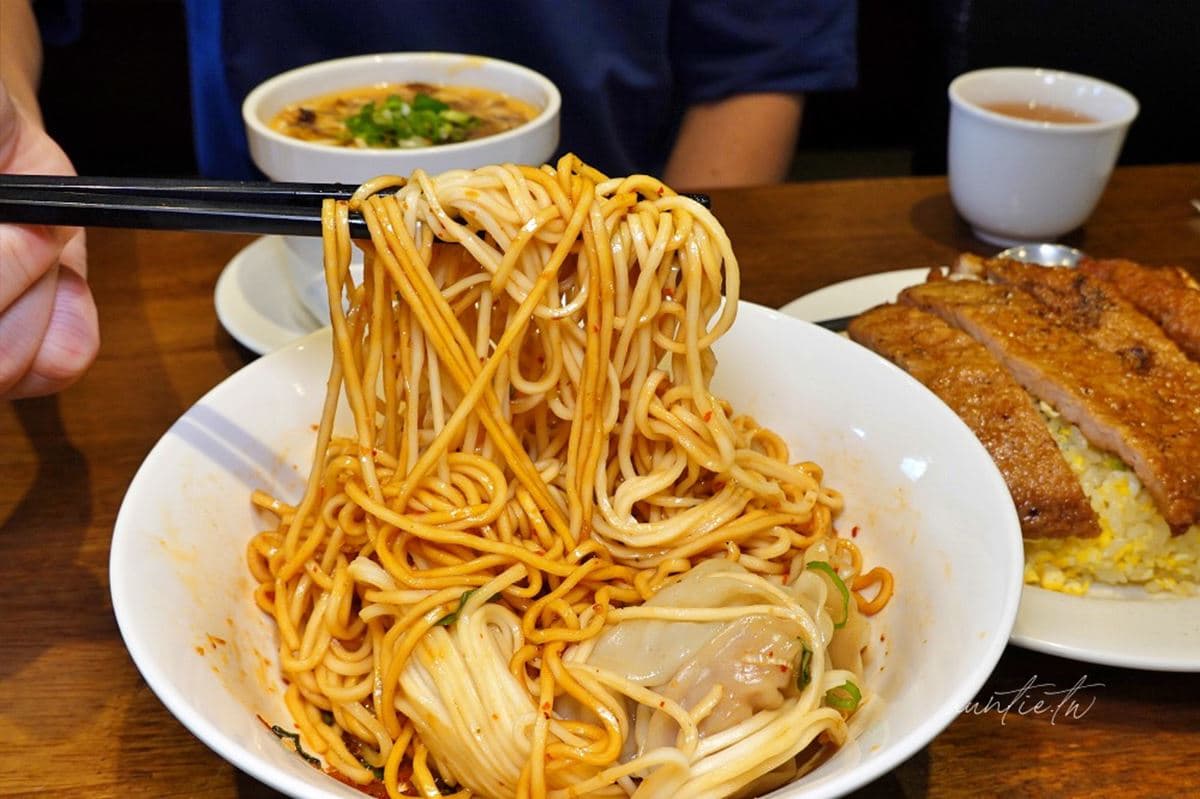 排隊超夯「平民版鼎泰豐」!招牌必點黃金排骨蛋炒飯,鮮蝦抄手Q彈又夠味 排隊超夯「平民版鼎泰豐」!招牌必點黃金排骨蛋炒飯,鮮蝦抄手Q彈又夠味