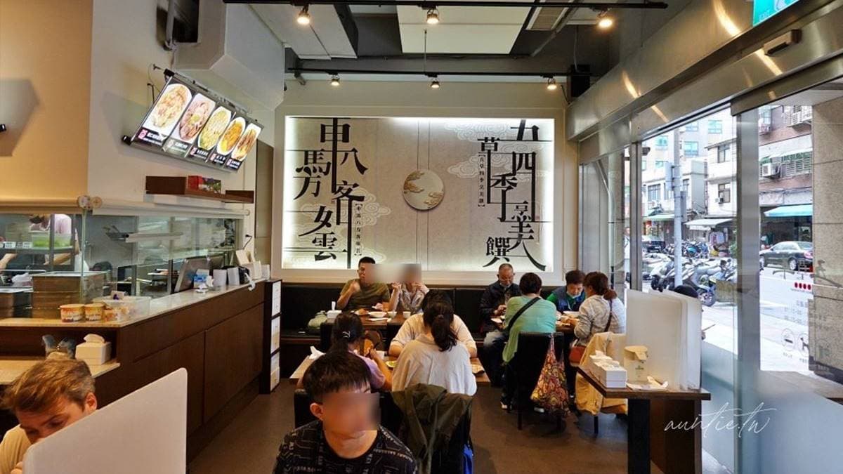 店內環境很整潔，大片窗戶採光很好，廚房也採透明開放式。（圖片來源：水晶安蹄不務正業過生活）