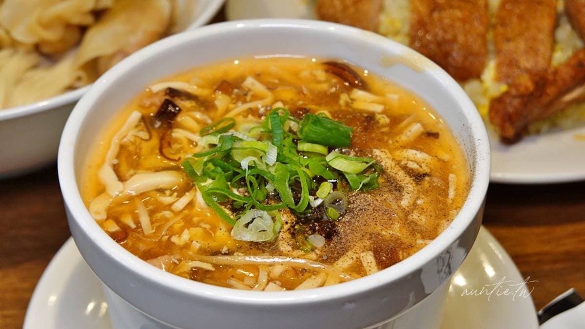 「酸辣湯」配料很多，吃得到木耳絲、蛋花、豆腐等。（圖片來源：水晶安蹄不務正業過生活）