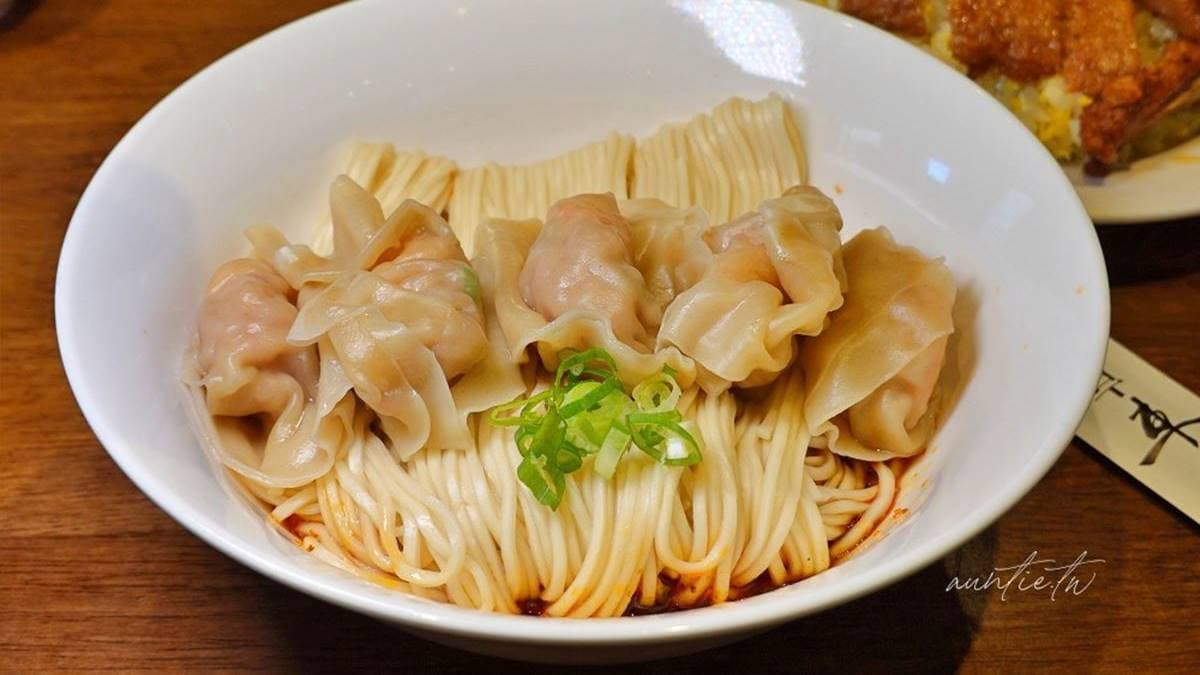 「蝦仁紅油抄手麵」擺盤相當講究，吃起來蝦味頗濃，醬汁也很夠味。（圖片來源：水晶安蹄不務正業過生活）