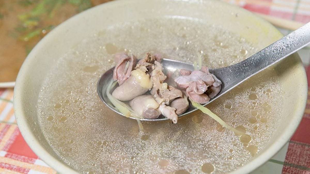 「下水湯」分量頗多，雞心超脆超甜超好吃。（圖片來源：小虎食夢網）