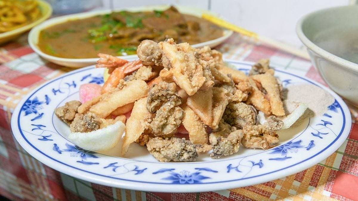「炸三鮮」可以１次嘗到蚵仔、蝦仁和軟絲，新鮮度和口感都保持得非常好。（圖片來源：小虎食夢網）