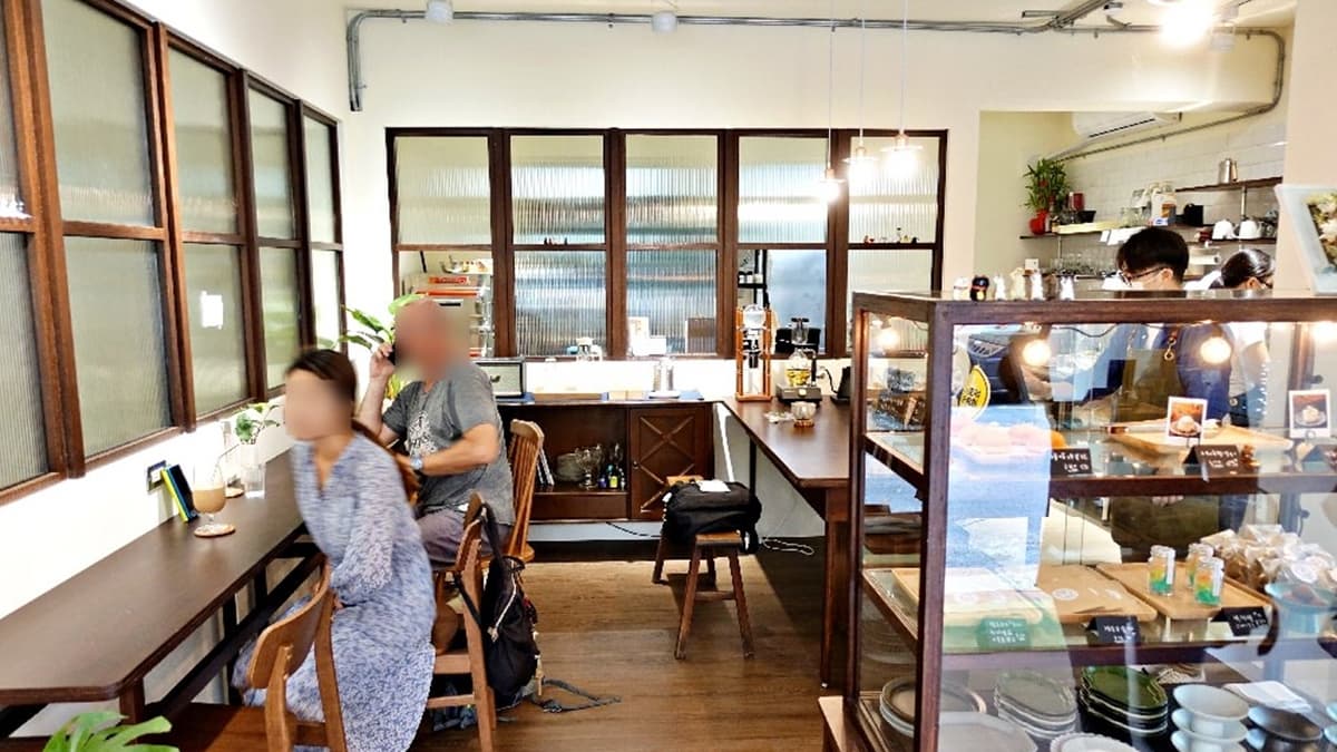 店內採木質設計，給人溫暖舒適的感覺。（圖片來源：水晶安蹄不務正業過生活）