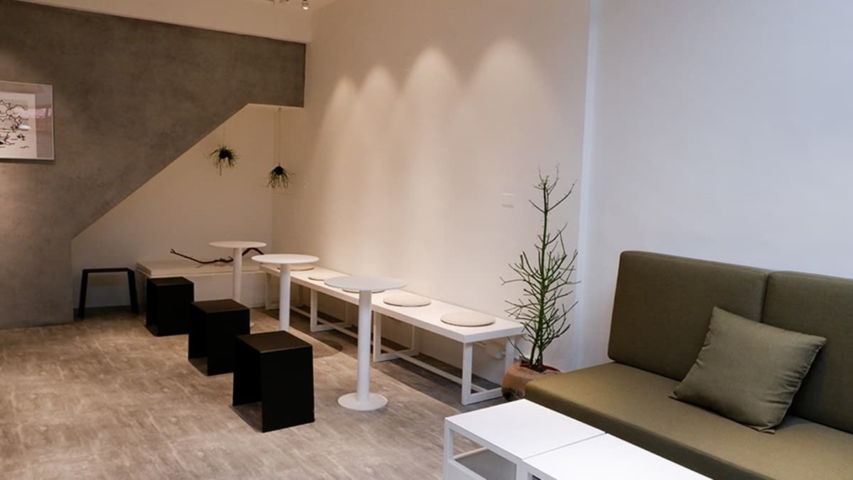 店內簡單的擺設與寬敞的空間，氛圍相當明亮清爽。（圖片來源：艾琳兒的生活日常）